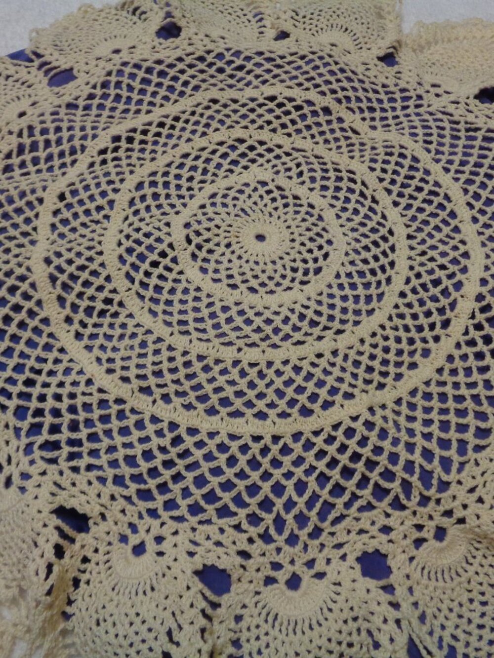 WARM CREAM VINTAGE CROCHETED ROUND TABLE DOILY 25 BY 25 INCHES